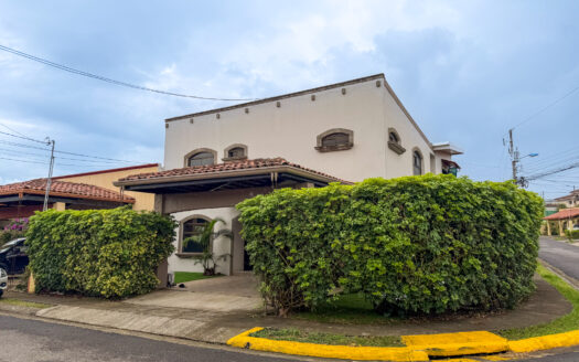 Casa en Alquiler en Condominio San Agustín – San Francisco de Heredia