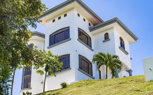 Venta Casa de lujo en Esterillos Beach – Propiedad de Playa con Potencial de Inversión