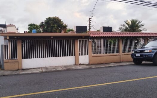 🏡 Casa en Venta en Curridabat Centro – Amplio Terreno y Ubicación Estratégica