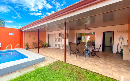 Casa de Playa en Alquiler de Largo Plazo con Piscina Privada