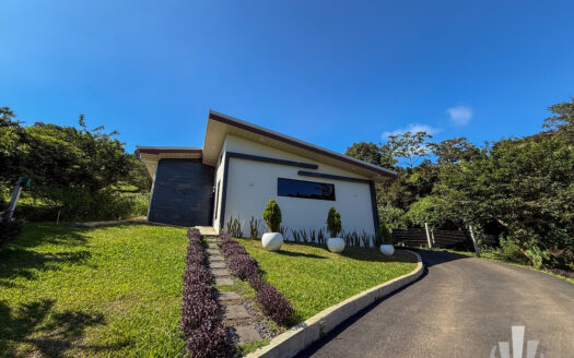 Finca con Casa Moderna, Piscina Privada y Río en Venta en Piedades Sur, San Ramón | 15.000 m²